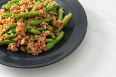 Kızarmış Fransız fasulyesi ya da kıymalı yeşil fasulye. Asya usulü.
