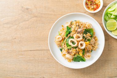 Kalamar ya da ahtapotlu pilav. Kalamar, yumurta ve lahana ile kızartılmış pilav.