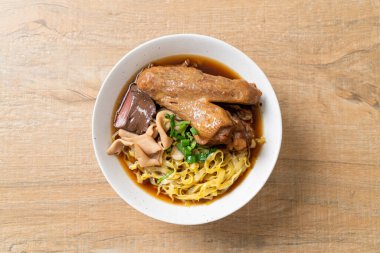 Kahverengi çorbada haşlanmış ördek ve haşlanmış yumurtalı şehriye Asya yemeği.