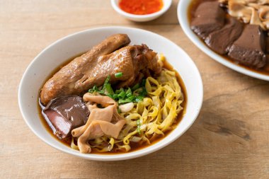 Kahverengi çorbada haşlanmış ördek ve haşlanmış yumurtalı şehriye Asya yemeği.