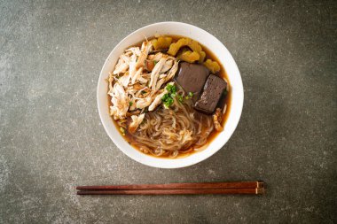 Kahverengi Çorba Kasesinde haşlanmış Tavuk Eriştesi - Asya usulü