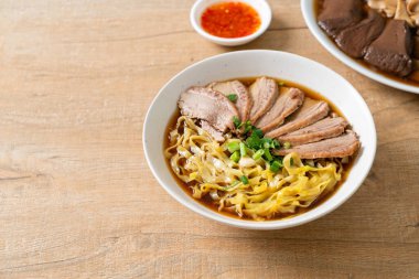 Kahverengi çorbada pişmiş ördekli yumurta eriştesi. Asya usulü.