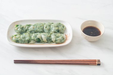 Soslu buğulanmış frenk soğanı. Asya usulü.