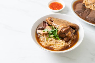 Kahverengi çorbalı ağır ateşte pişmiş ördek eriştesi. Asya usulü.