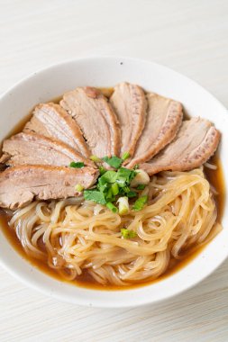 Ördek çorbalı ördek eriştesi. Asya usulü.