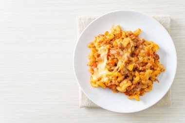 İtalyan usulü peynirli ev yapımı fırında makarna.