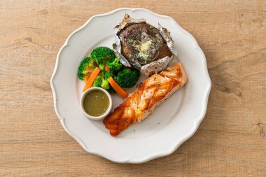 Fırında patates ve sebzeli ızgara somon bifteği.