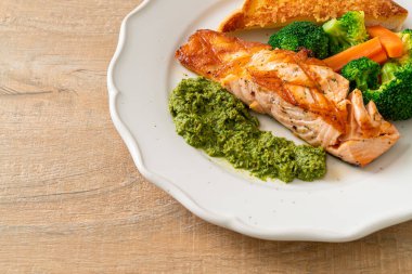 Pesto soslu ve sebzeli ızgara somon bifteği.