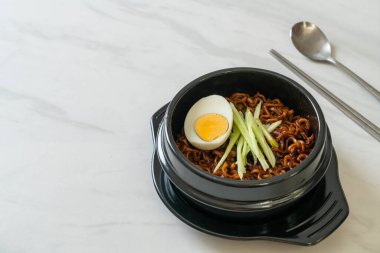 Kore fasulye soslu Anında Erişte salatalık ve haşlanmış yumurta (Jajangmyeon veya Jjajangmyeon) - Kore yemek tarzı