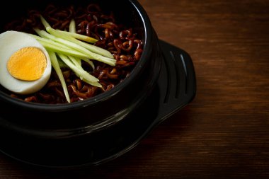 Kore fasulye soslu Anında Erişte salatalık ve haşlanmış yumurta (Jajangmyeon veya Jjajangmyeon) - Kore yemek tarzı