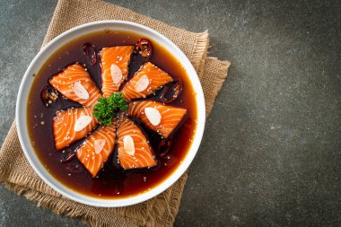 Salamura edilmiş somon balığı ya da Kore usulü soya sosu.