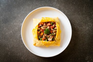 Yumurtalı dürüm ya da domuz kıymalı doldurulmuş yumurta, havuç, domates ve bezelye