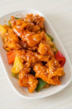 Kore usulü tatlı ve ekşi soslu kızarmış tavuk.