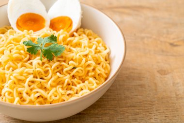 Hazır erişte kasesi ve tuzlu yumurta.