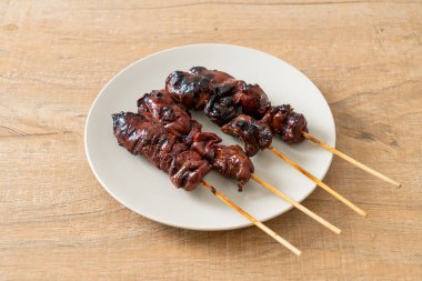 Izakaya usulü ızgara tavuk ciğeri şiş yakitori. Asya usulü.