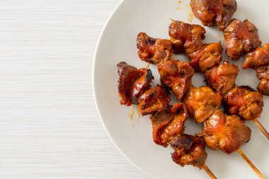 Izakaya usulü ızgara tavuk şiş yakitori servis edilir. Asya usulü.