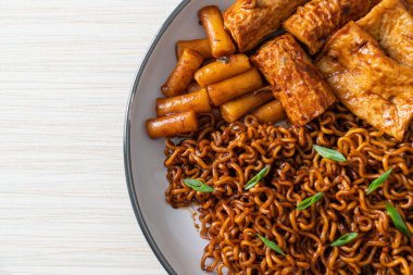 Odeng ve Omuk 'lu Jajangmyeon ya da Jajangmyeon - Kore usulü fasulye soslu balık köfteli Kore eriştesi - Kore yemeği tarzı