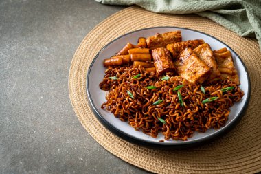 Odeng ve Omuk 'lu Jajangmyeon ya da Jajangmyeon - Kore usulü fasulye soslu balık köfteli Kore eriştesi - Kore yemeği tarzı