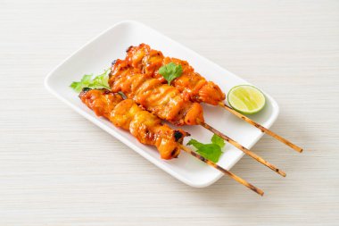 Baharatlı ve otlu ızgara tavuk şişi.