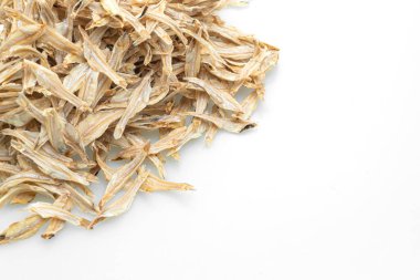 Beyaz arka planda izole edilmiş kuru ve çıtır çıtır fırın balığı.