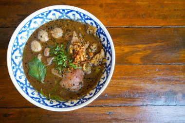 Wagyu 'lu Tayland eriştesi, kanlı etli Tayland eriştesi.