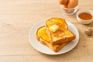 Kahvaltıda tereyağlı ve ballı tost.