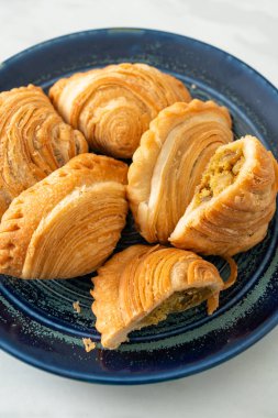 Körili börek, içi doldurulmuş tavuk.