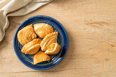 Körili börek, içi doldurulmuş tavuk.