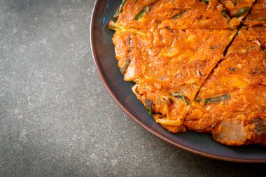 Kore kimçili krep ya da Kimçijeon - Kızarmış yumurta, kimçi ve un - Kore yemeği tarzı