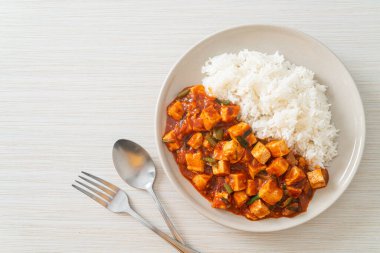 Mapo Tofu - Geleneksel Sichuan yemeği ipek tofu ve kıyma, acı biber yağı ve Sichuan biberleri ile doldurulmuş mala tadında - Asya yemek tarzı