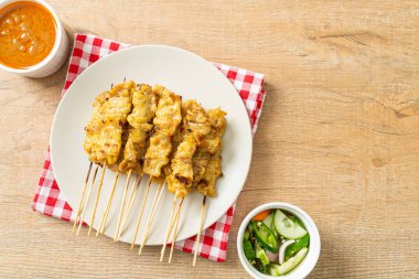 Fıstık soslu domuz eti turşusu salatalık dilimleri ve sirkeli soğan Asya yemeği tarzı.