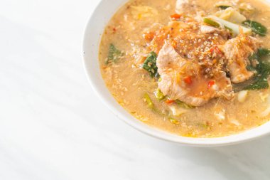 Tayland usulü domuz etli Sukiyaki Çorbası ya da sukiyaki çorbası içinde domuz ve sebzeli haşlanmış vermicelli Asya yemeği.