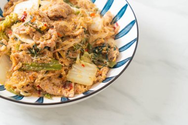 Kızarmış Tayland usulü Sukiyaki ya da Sukiyaki soslu domuz ve sebzeli karışık vermicelli Asya yemeği.
