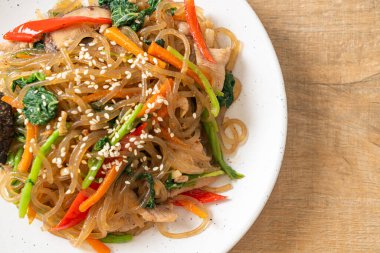 Japchae ya da karışık Kore vermicelli erişte sebzeli ve üzerine beyaz susamlı domuz eti - Kore geleneksel yemek tarzı