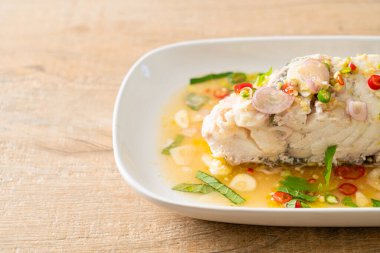 Buğulanmış deniz levreği fileto bifteği ve şifalı ot.