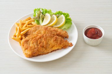 Patates cipsli ev yapımı sosisli Schnitzel, patates kızartmalı kızarmış tavuk, Avrupa yemeği tarzı.