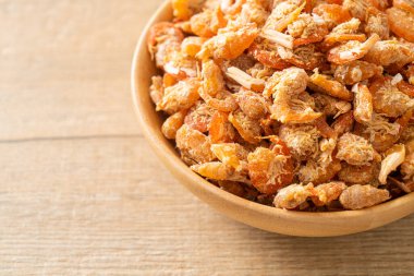 Kurutulmuş karides ya da kase içinde kurutulmuş tuzlanmış karides.