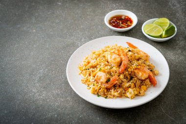 Tayland usulü ev yapımı kızarmış karides. Asya usulü.