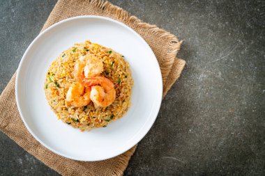 Tayland usulü ev yapımı kızarmış karides. Asya usulü.