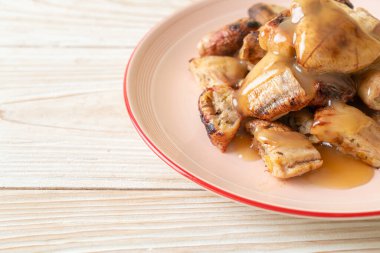 Hindistan cevizi soslu ızgara muz.