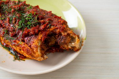 Tayland usulü kızarmış balık ve kırmızı biber sosu. Asya usulü.