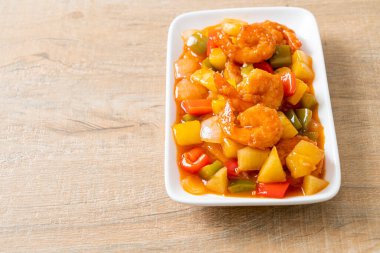 Kızarmış tatlı ve ekşi, tabakta karides, Asya usulü.