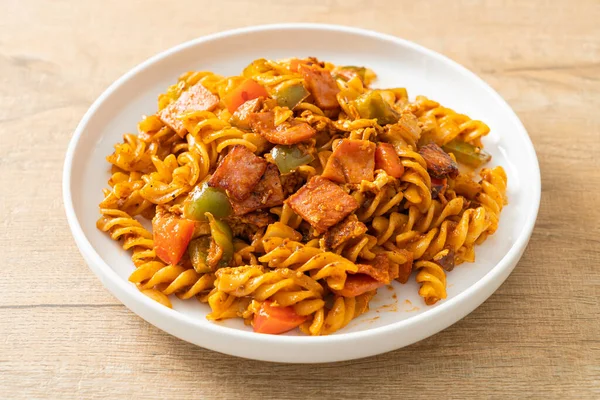 Jambon ve domates soslu kızarmış fusilli makarna.