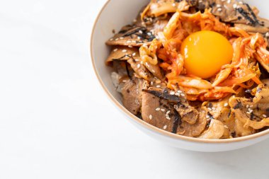 Kore usulü turşulu yumurta turşulu domuz bulgogi pirinç kasesi.