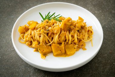kabaklı spagetti makarna alfredo sosu - vegan ve vejetaryen yemek tarzı