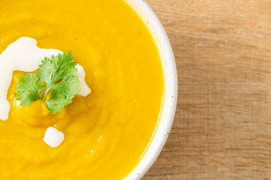 Beyaz kasede kabak çorbası - vejetaryen ve vejetaryen yemek tarzı