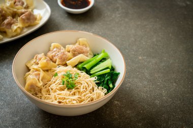 Kurutulmuş yumurtalı erişte ile domuz çorbası ya da Asya usulü domuz etli börek.