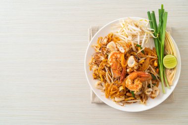 Pad Thai Deniz Ürünleri - Tayland usulü karides, kalamar ya da ahtapot ve tofu ile kızartılmış erişte