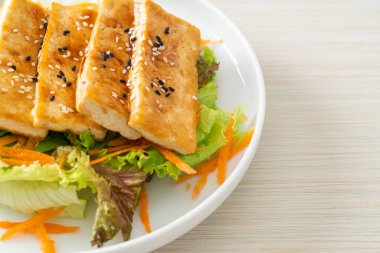 Susamlı teriyaki tofu salatası. Vejetaryen ve vejetaryen yemek tarzı.