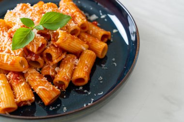 Domates soslu ve peynirli Rigatoni makarnası - geleneksel İtalyan makarnası
